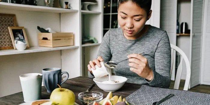 the-strange-reason-this-gut-expert-avoids-dairy-in-the-spring