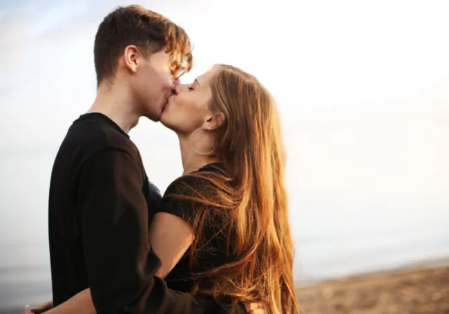 what-makes-a-man-want-to-kiss-a-woman?-19-reasons-he-wants-to-lock-lips-with-you