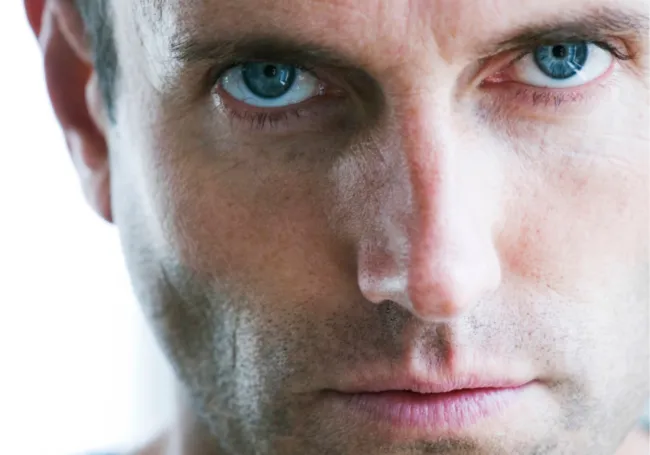 why-do-guys-stare-at-you-but-never-smile?-13-possible-reasons-to-consider