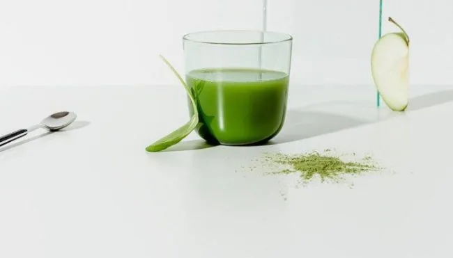 you-don’t-need-a-juicer-to-make-this-nutritious-2-ingredient-green-juice
