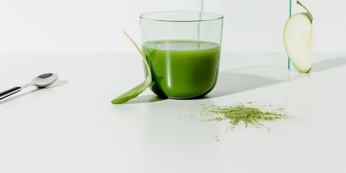 you-don’t-need-a-juicer-to-make-this-nutritious-2-ingredient-green-juice