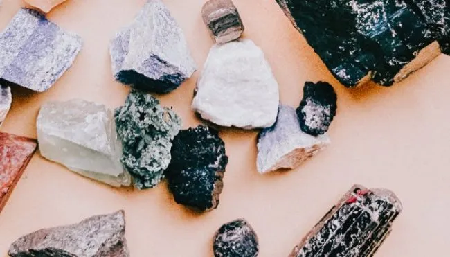 feeling-unsettled?-these-are-the-13-best-crystals-for-grounding