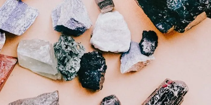 feeling-unsettled?-these-are-the-13-best-crystals-for-grounding