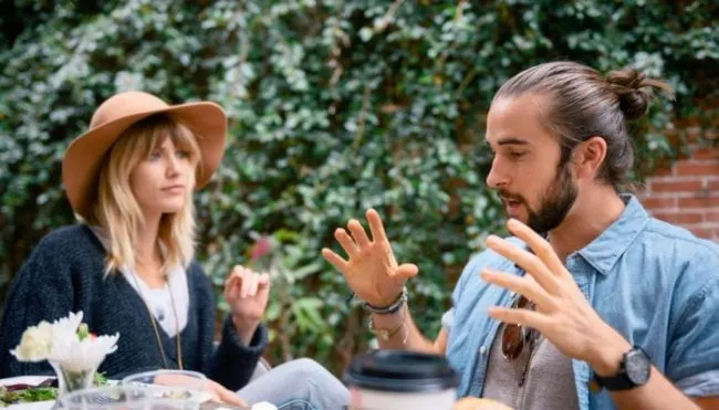 walking-into-a-party-alone?-this-trick-makes-you-instantly-feel-at-ease