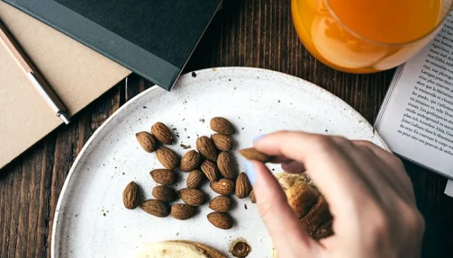 new-research-shows-how-to-snack-for-better-blood-sugar-control new-research-shows-how-to-snack-for-better-blood-sugar-control