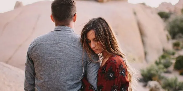 this-sneaky-factor-makes-trauma-bonding-*way*-worse,-from-a-psychologist