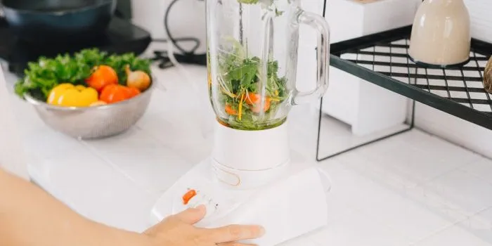 stuck-in-a-smoothie-rut?-try-these-tips-to-add-flavor-&-nutrients