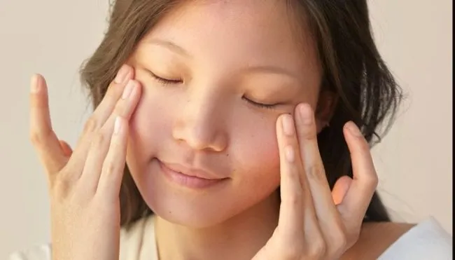 long-day?-these-facial-massage-techniques-release-tension-(&-fine-lines)