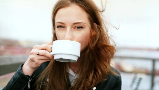 this-habit-triggers-dry,-chapped-lips-&-most-people-do-it-every-morning