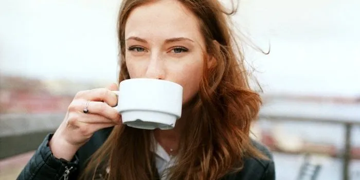 this-habit-triggers-dry,-chapped-lips-&-most-people-do-it-every-morning