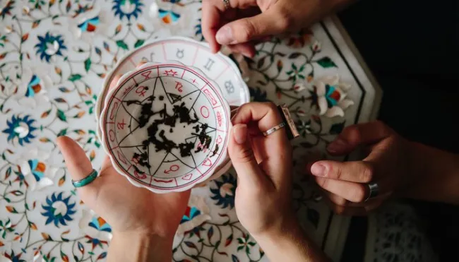 watch-out-for-these-4-signs-of-a-fake-psychic-before-you-get-a-reading