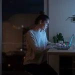 4-ways-to-tune-out-distractions-&-improve-focus,-from-a-neuroscience-expert