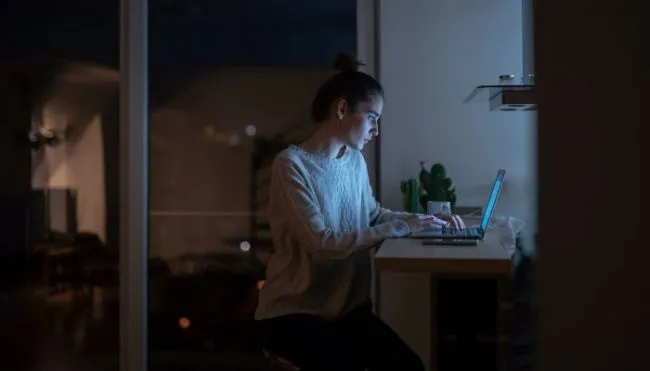 4-ways-to-tune-out-distractions-&-improve-focus,-from-a-neuroscience-expert