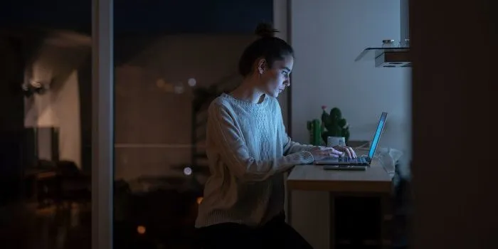 4-ways-to-tune-out-distractions-&-improve-focus,-from-a-neuroscience-expert