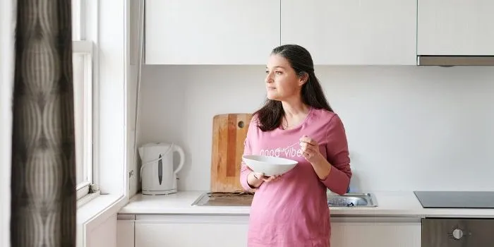 i’m-a-dermatologist-&-this-is-what-i-eat-for-breakfast-for-plump,-firm-skin