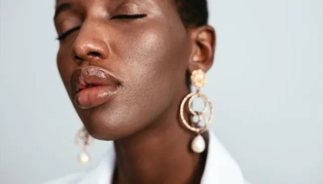 lips-lose-volume-&-literally-deflate-with-age-—-how-to-stop-it