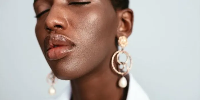 lips-lose-volume-&-literally-deflate-with-age-—-how-to-stop-it