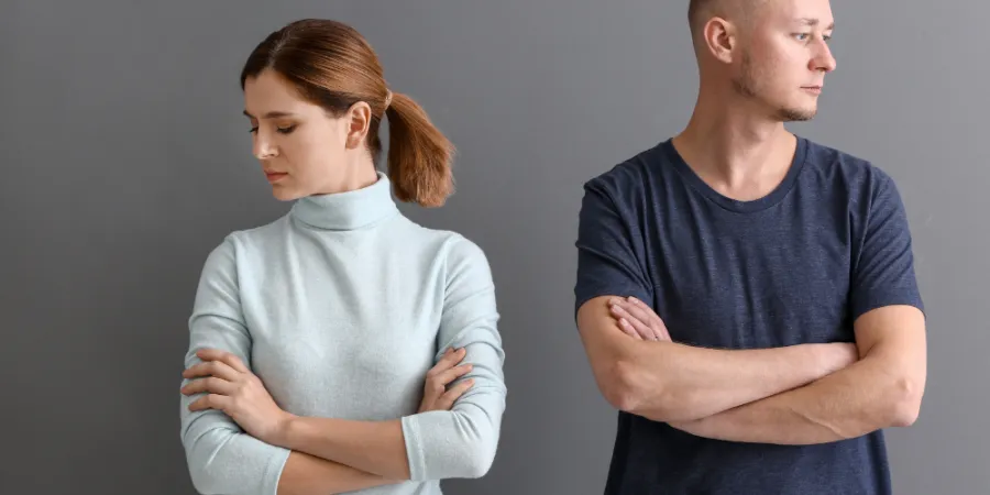 15-body-language-cues-that-reveal-a-couple-is-unhappily-married