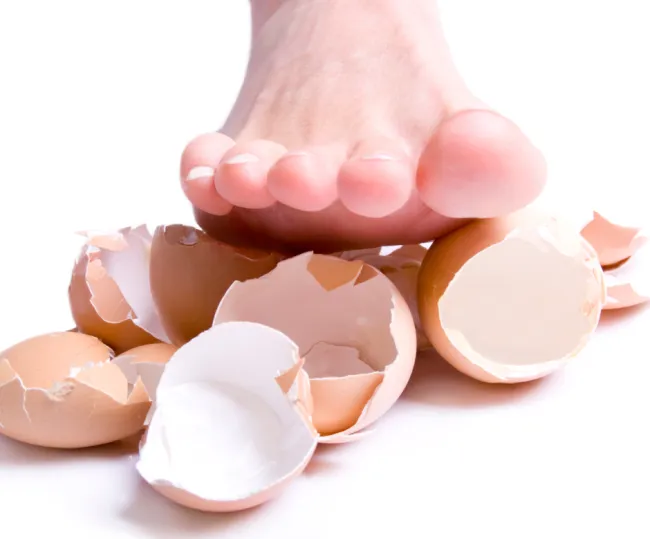 are-you-tiptoeing-through-love?-21-signs-you’re-walking-on-eggshells-in-your-relationship