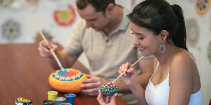 express-your-inner-artists-with-these-27-cool-couple-painting-ideas