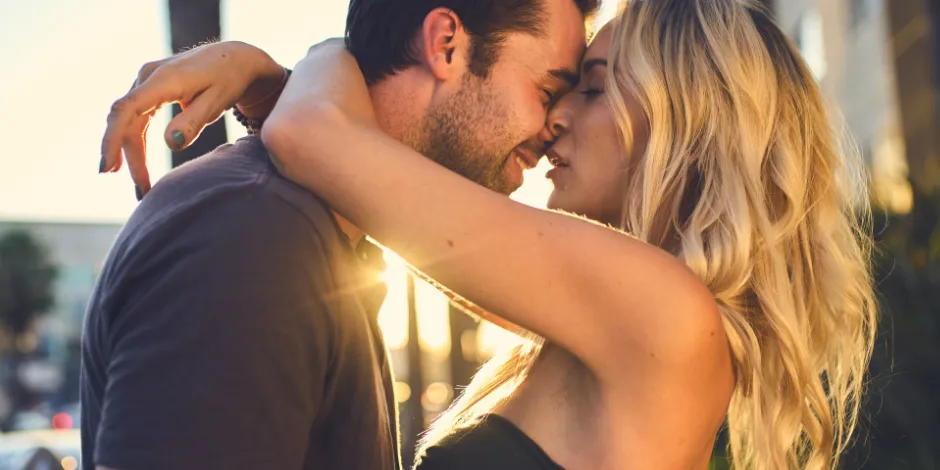 what-is-a-pda-relationship?-19-types-of-pda-and-when-to-use-them