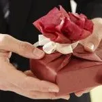 what-to-give-on-anniversary:-gift-giving-tips-to-make-it-that-extra-special