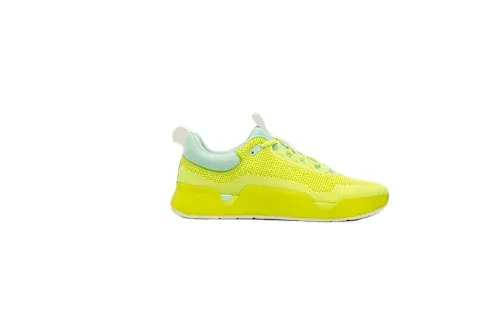 Agility and stability for a modern practice. A hybrid trainer designed to support lateral movements and high-impact landings in style.