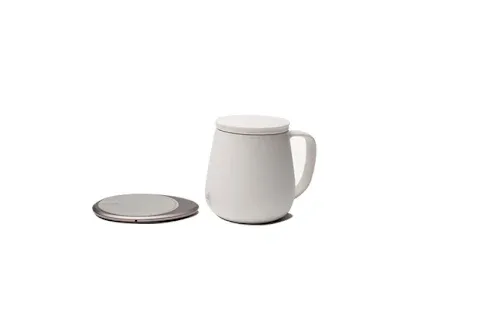 a heating coaster and white ceramic mug with a lid from OHOM
