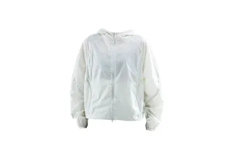 Train outdoors, protected and poised. A functional, breathable windbreaker that supports movement in all conditions with a clean aesthetic.