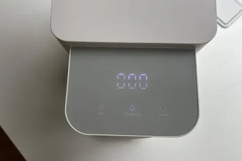 digital screen on the top of the sans water purifier