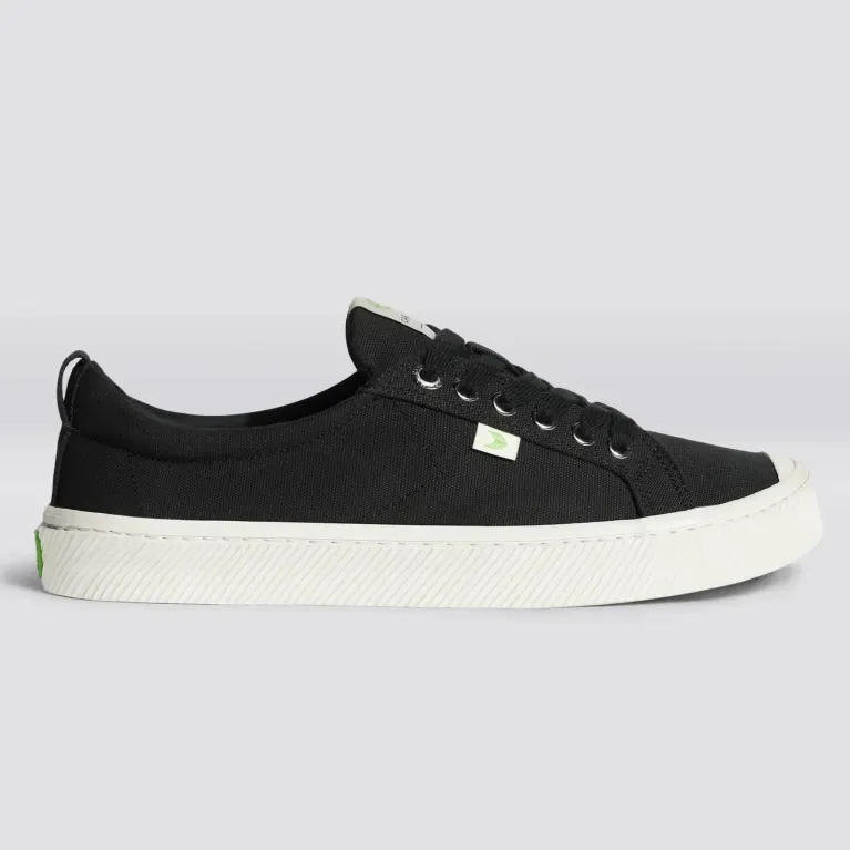 1. Cariuma Oca Sneakers