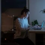 4-ways-to-tune-out-distractions-&-improve-focus,-from-a-neuroscience-expert